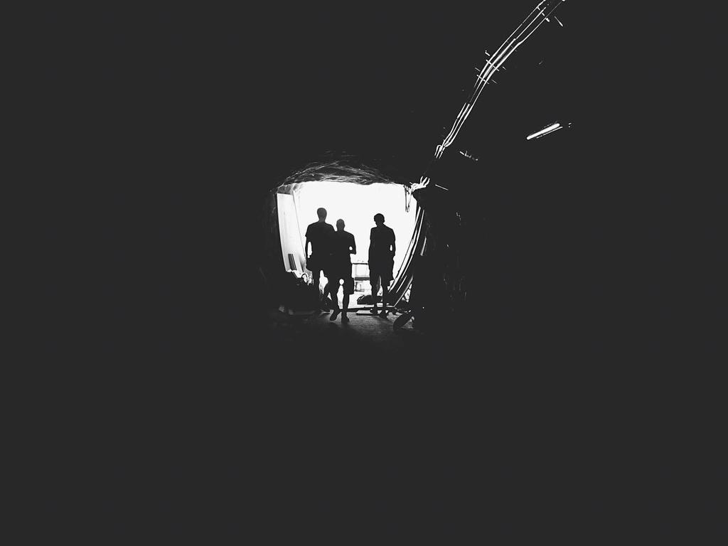 공인중개사 업무정지 처분에 대한 행정심판 대응 절차를 검토하는 모습