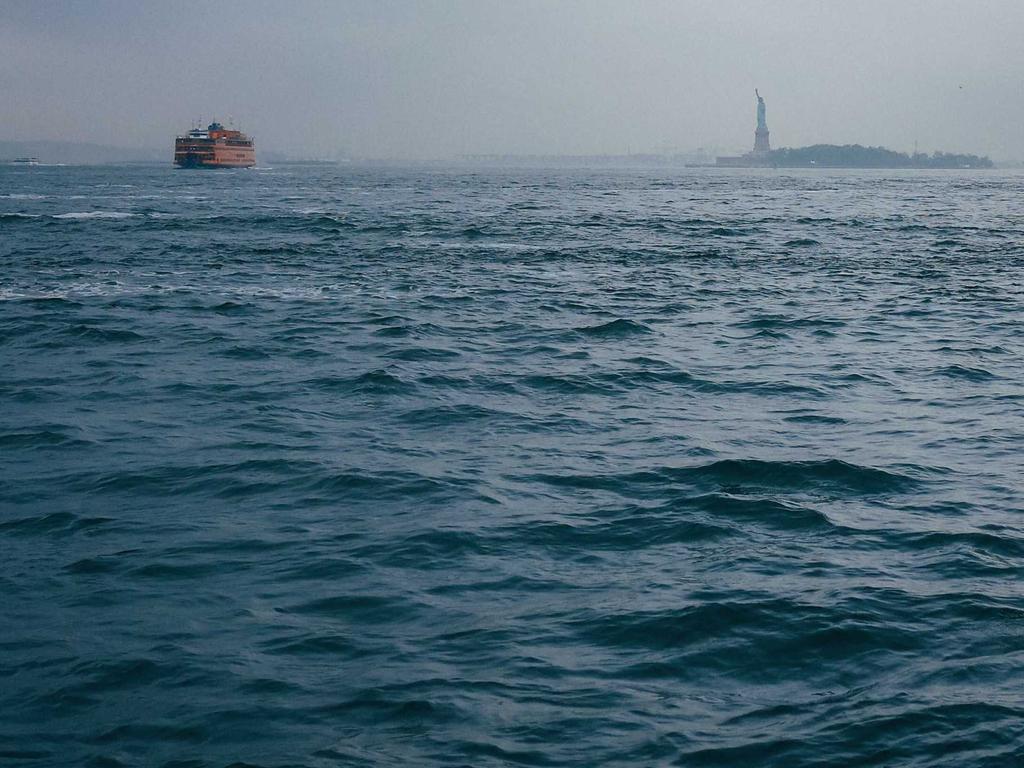 행정처분 구제방법과 행정심판 절차를 검토하는 서류와 법률 안내 이미지
